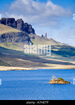 Vue sur le Loch Fada vers le vieil homme de Storr Trotternish Skye Ecosse Banque D'Images