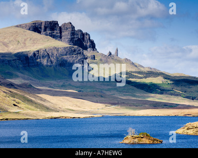 Vue sur le Loch Fada vers le vieil homme de Storr Trotternish Skye Ecosse Banque D'Images