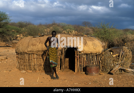 Samburu l'homme en face de sa ferme près de la réserve nationale de Samburu, Kenya Banque D'Images