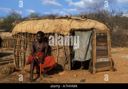 Samburu l'homme en face de sa ferme près de la réserve nationale de Samburu, Kenya Banque D'Images