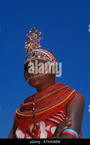 Samburu girl wearing élaborer beadwork près de la réserve nationale de Samburu, Kenya Banque D'Images