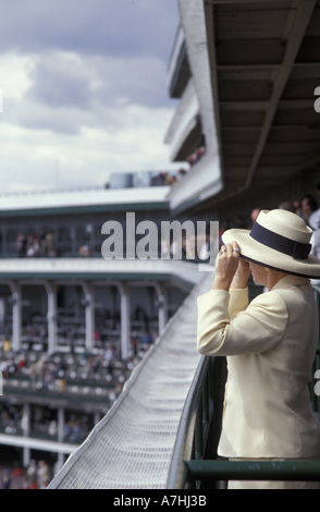 NA, USA, Kentucky, Louisville. Derby day à Churchill Downs race track, également un défilé des chapeaux de femme. Banque D'Images