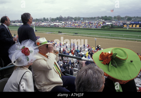 NA, USA, Kentucky, Louisville. Derby day à Churchill Downs race track, également un défilé des chapeaux de femme. Banque D'Images