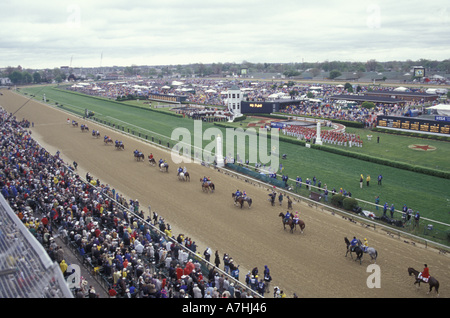 NA, USA, Kentucky, Louisville. Derby day à Churchill Downs, défilé de chevaux et jockeys Banque D'Images