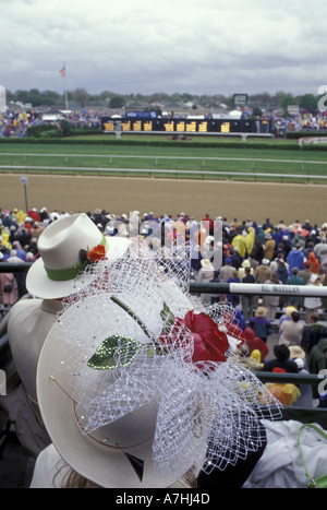 NA, USA, Kentucky, Louisville. Derby day à Churchill Downs race track, également un défilé des chapeaux de femme. Banque D'Images