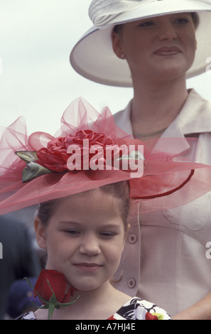 NA, USA, Kentucky, Louisville. Derby day à Churchill Downs race track, également un défilé des chapeaux de femme. Banque D'Images