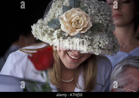 NA, USA, Kentucky, Louisville. Derby day à Churchill Downs race track, également un défilé des chapeaux de femme. Banque D'Images