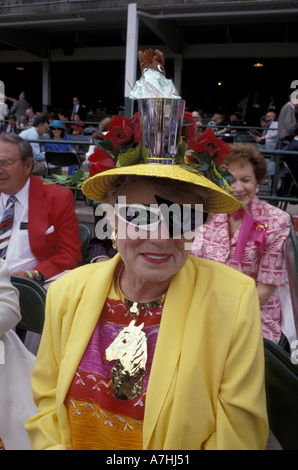 NA, USA, Kentucky, Louisville. Derby day à Churchill Downs race track, également un défilé des chapeaux de femme. Banque D'Images