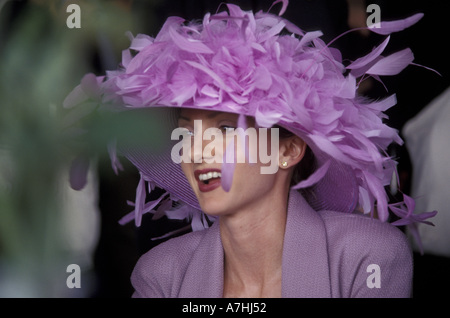 NA, USA, Kentucky, Louisville. Derby day à Churchill Downs race track, également un défilé des chapeaux de femme. Banque D'Images