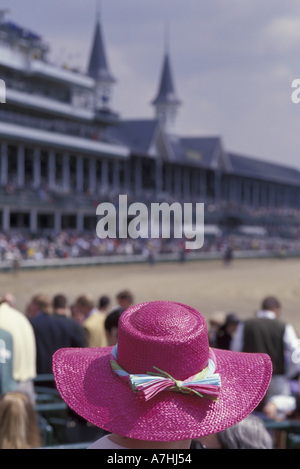 NA, USA, Kentucky, Louisville. Derby day à Churchill Downs race track, également un défilé des chapeaux de femme. Banque D'Images