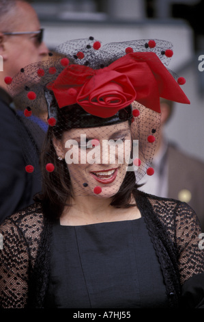 NA, USA, Kentucky, Louisville. Derby day à Churchill Downs race track, également un défilé des chapeaux de femme. Banque D'Images