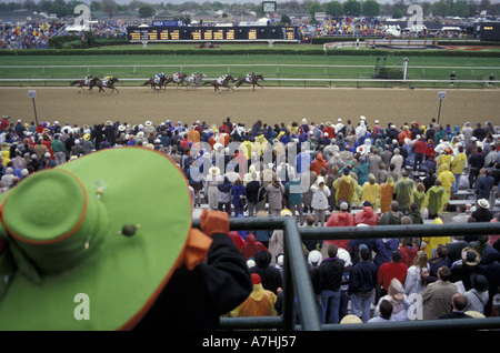 NA, USA, Kentucky, Louisville. Derby day à Churchill Downs race track, également un défilé des chapeaux de femme. Banque D'Images