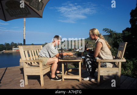 Les touristes assis dans un bar avec vue sur le lac, Nkhata Bay, le lac Malawi, Malawi Banque D'Images