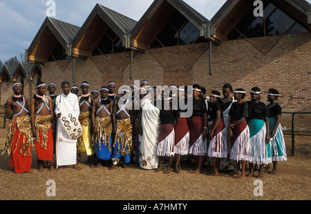 Danseurs Intore au musée national du Rwanda, Butare, Rwanda Banque D'Images