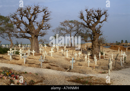 Composé de l'île de coquillages avec un cimetière chrétien sur un shell island relié par un pont Joal Fadiout Sénégal Banque D'Images