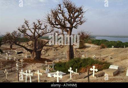 Composé de l'île de coquillages avec un cimetière chrétien sur un shell island relié par un pont Joal Fadiout Sénégal Banque D'Images