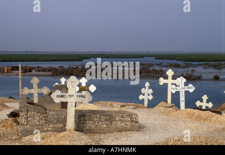 Composé de l'île de coquillages avec un cimetière chrétien sur un shell island relié par un pont Joal Fadiout Sénégal Banque D'Images