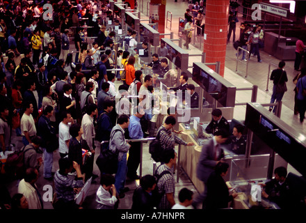 Des foules de gens queue à la douane et l'immigration Banque D'Images