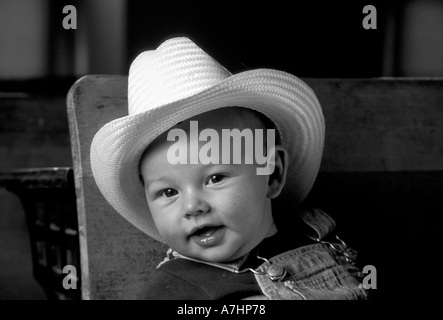 Na Usa Montana Bannack Bebe Garcon 4 Mois En Chapeau De Cowboy Et Les Salopettes De Travail Sur L Ancienne Ecole Siege Image En Noir Et Blanc M Photo Stock Alamy