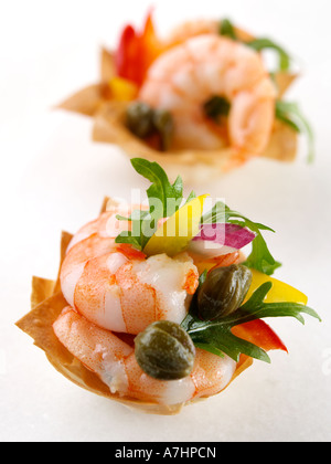 Crevettes marinées filo cup canapes editorial food Banque D'Images