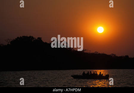 Bateau de tourisme sur la Lunga river Kafue National Park en Zambie Banque D'Images