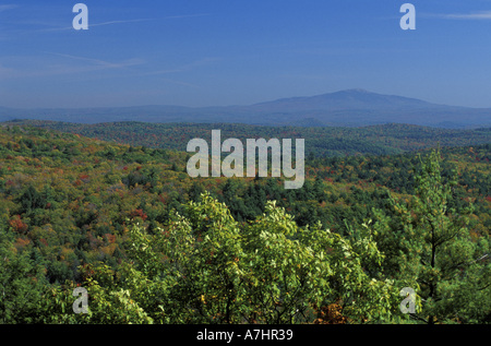 Amérique du Nord, Etats-Unis, NH, Mt. Monadnock vus de la perche de Parker sur Mt. Pisgah à Pisgah State Park. Banque D'Images