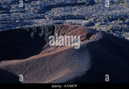 Les touristes debout sur le bord d'un cratère parasitaire, Piton de la Fournaise, Réunion Banque D'Images