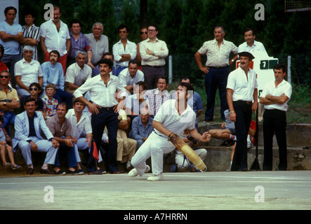Français Basque personnes adultes personne homme jouant de la pilota le jai alai de pelote basque dans le Pays Basque Français dans la ville d'Ustaritz France Banque D'Images