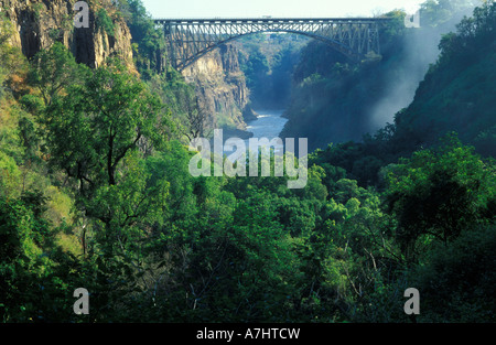 Pont sur le fleuve Zambèze et reliant la Zambie et Zimbabwe Victoria Falls Parc national de Mosi-oa-Tunya Zambie Banque D'Images