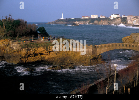 Le rocher de la Vierge et la Grande Plage dans le Pays Basque français, dans la ville de Biarritz France Banque D'Images