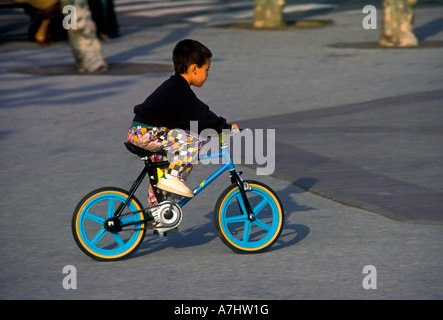 Garçon français, jeune garçon, enfant de sexe masculin, équitation, vélo, Place Louis XIV, Saint Jean de Luz, Pays Basque, Aquitaine, France, Europe Banque D'Images