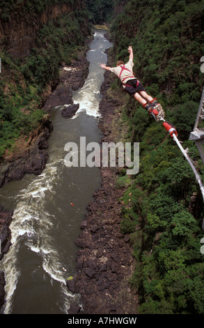 Le saut du pont de Victoria Falls au-dessus de la rivière Zambezi Victoria Falls au Zimbabwe Banque D'Images