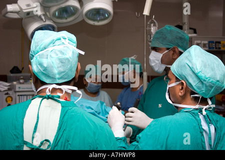 Alors que les chirurgiens Chirurgie dans Poona ou Pune en Inde Banque D'Images