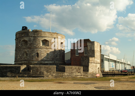 Château et un centre d'activités Calshot debout sur l'eau du sud de l'Angleterre Southampton Hampshire Royaume-Uni UK Banque D'Images