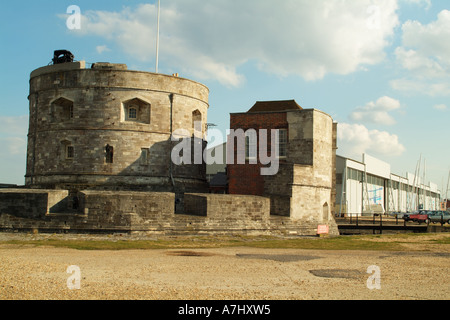 Château et un centre d'activités Calshot debout sur l'eau du sud de l'Angleterre Southampton Hampshire Royaume-Uni UK Banque D'Images