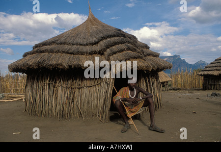 Les Karimojong garçon par la cabane dans un village à la base du mont Kadam 3068m l'Ouganda Banque D'Images