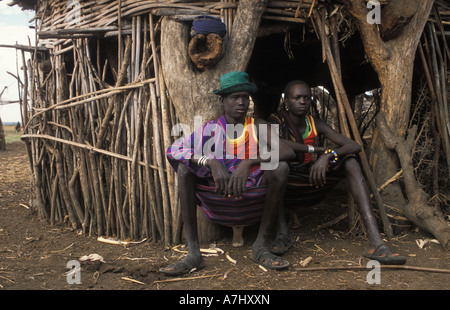 Les Karimojong des garçons dans un cabane dans un village à la base du mont Kadam 3068m l'Ouganda Banque D'Images