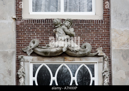 Sculpture d'une sirène et un Clyde mcphatter au-dessus de l'entrée d'une chambre à Dordrecht, Pays-Bas Banque D'Images