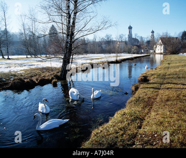 Winterliche Flusslandschaft mit der Ach, Georgkirche Schwaenen St. und Nikolaikirche, Isny im Allgaeu, Bade-Wurtemberg Banque D'Images