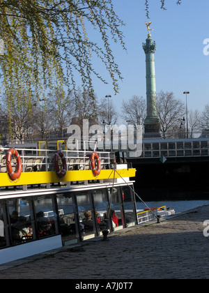 La location peniche bateau sur le port de l'Arsenal sur Seine à Paris utilisée pour les touristes et pour les parties Banque D'Images