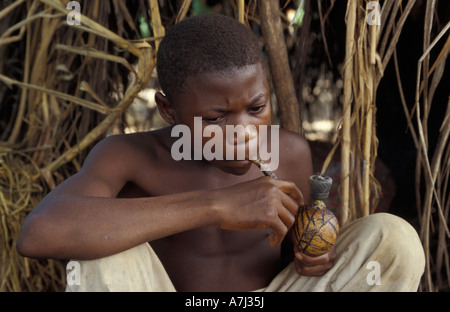 Pygmées batwa sont des chasseurs cueilleurs, Parc National Semliki, Ouganda Banque D'Images