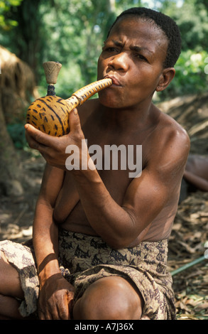 Pygmées batwa sont des chasseurs cueilleurs, Parc National Semliki, Ouganda Banque D'Images