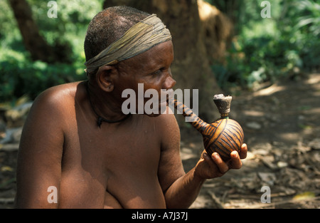 Pygmées batwa sont des chasseurs cueilleurs, Parc National Semliki, Ouganda Banque D'Images