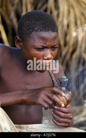 Pygmées batwa sont des chasseurs cueilleurs, Parc National Semliki, Ouganda Banque D'Images