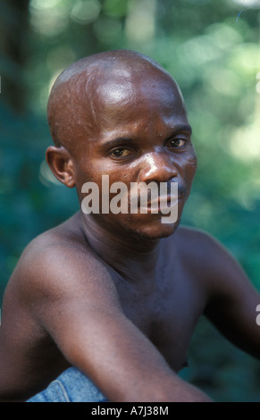 Pygmées batwa sont des chasseurs cueilleurs, Parc National Semliki, Ouganda Banque D'Images