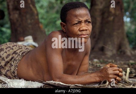 Pygmées batwa sont des chasseurs cueilleurs, Parc National Semliki, Ouganda Banque D'Images