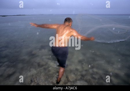 Pêcheur net net jeter sous la pluie Banque D'Images