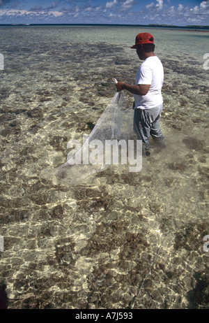 Pêcheur net dans l'ouest du Pacifique aux îles Marshall Banque D'Images