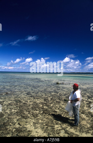 Pêcheur net en attente de jeter le filet dans l'ouest du Pacifique aux îles Marshall Banque D'Images