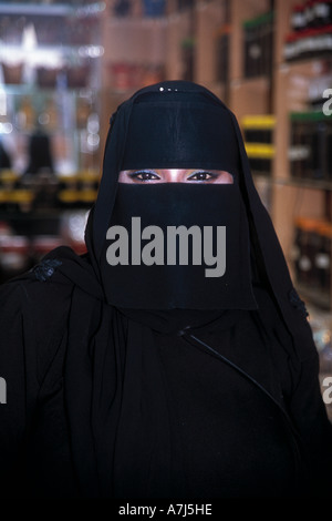 Femme vêtue de noire traditionnelle burka ou hijab, Salalah, Oman Banque D'Images
